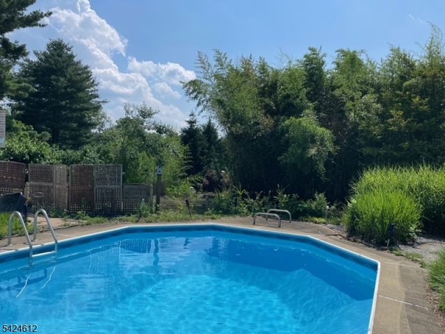 10 Warwick Dr, Washington Twp., NJ 07853