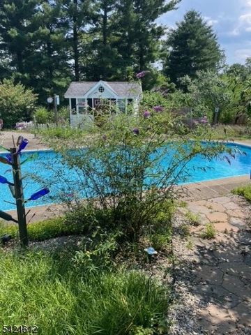 10 Warwick Dr, Washington Twp., NJ 07853