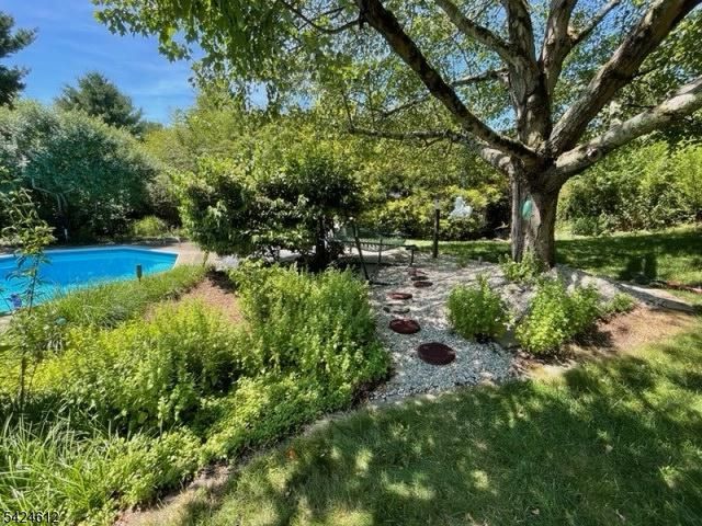 10 Warwick Dr, Washington Twp., NJ 07853