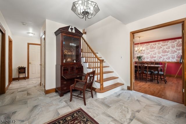 10 Warwick Dr, Washington Twp., NJ 07853