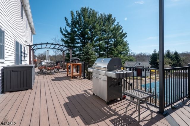 10 Warwick Dr, Washington Twp., NJ 07853