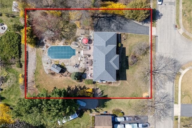 10 Warwick Dr, Washington Twp., NJ 07853