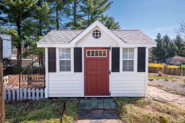 10 Warwick Dr, Washington Twp., NJ 07853