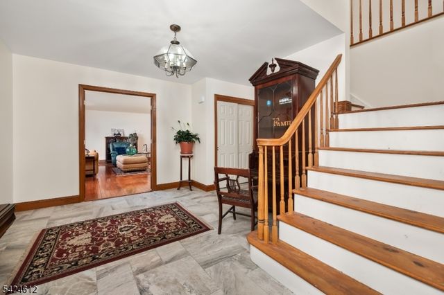 10 Warwick Dr, Washington Twp., NJ 07853
