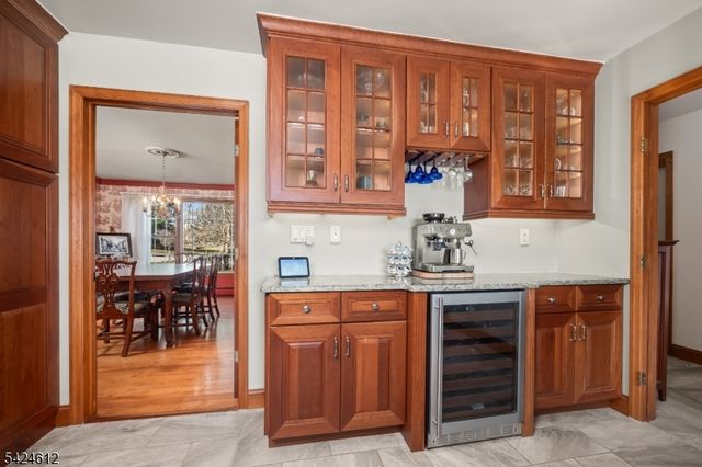 10 Warwick Dr, Washington Twp., NJ 07853