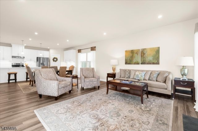 124 Club House Dr, Washington Twp., NJ 07882