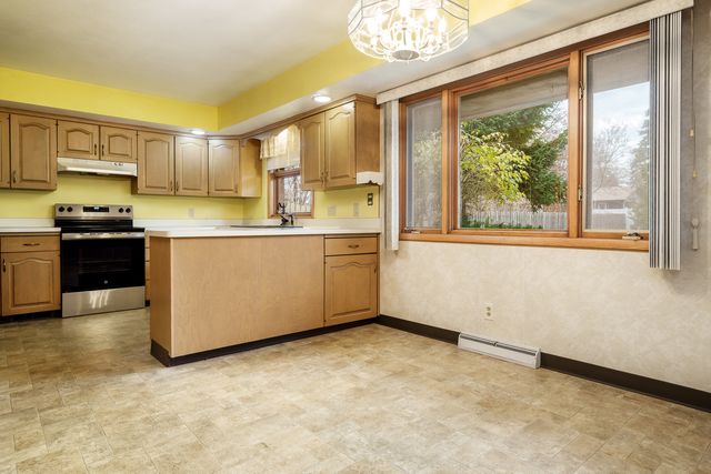 5802 CLARENDON Drive, Rockford, IL 61114