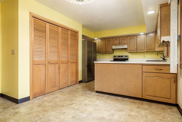 5802 CLARENDON Drive, Rockford, IL 61114