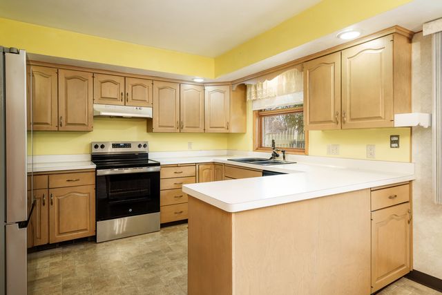 5802 CLARENDON Drive, Rockford, IL 61114