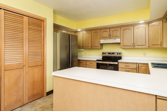 5802 CLARENDON Drive, Rockford, IL 61114