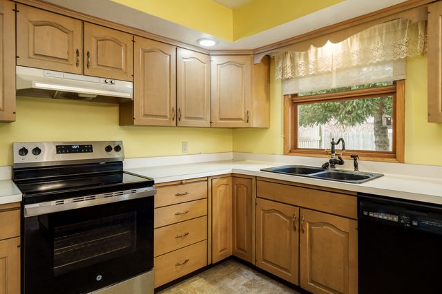 5802 CLARENDON Drive, Rockford, IL 61114