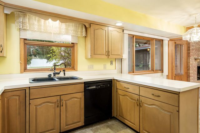 5802 CLARENDON Drive, Rockford, IL 61114