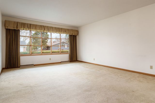 5802 CLARENDON Drive, Rockford, IL 61114