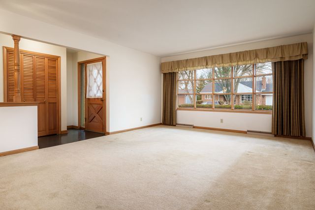 5802 CLARENDON Drive, Rockford, IL 61114