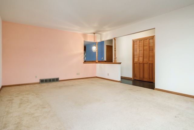 5802 CLARENDON Drive, Rockford, IL 61114