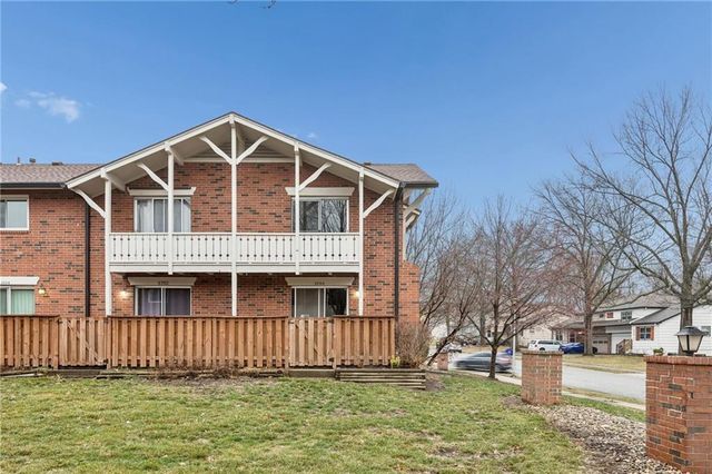 5700 W 97th Street, Overland Park, KS 66207