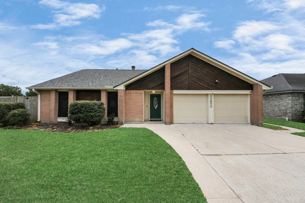 10850 E Idlewood Drive, La Porte, TX 77571