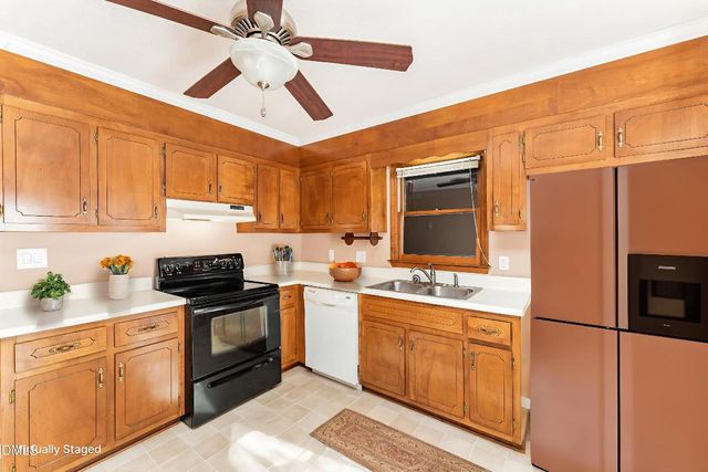 140 Rollingwood Drive, Dunn, NC 28334