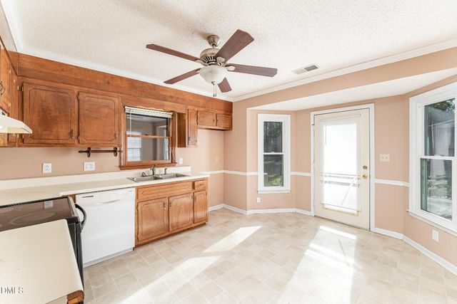 140 Rollingwood Drive, Dunn, NC 28334