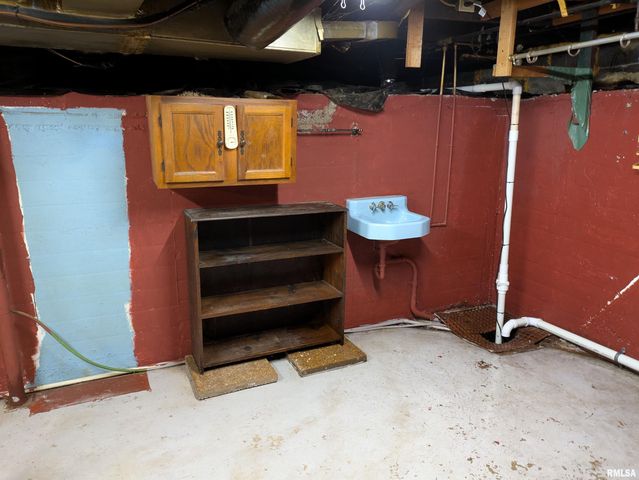 1205 BURGESS Avenue, Johnston City, IL 62951