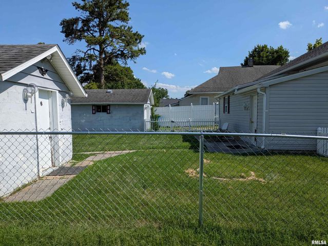 1205 BURGESS Avenue, Johnston City, IL 62951