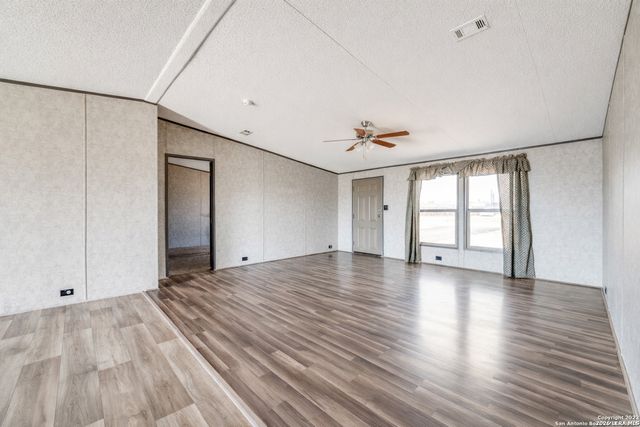 401 ALA BLANCA DR, Lytle, TX 78052