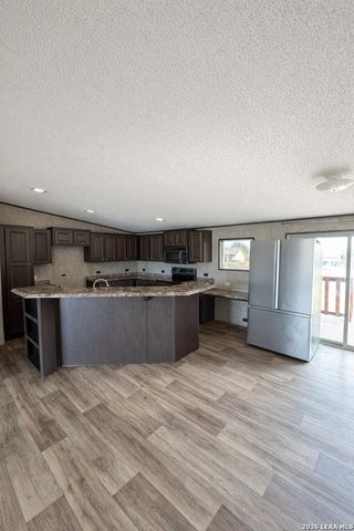 401 ALA BLANCA DR, Lytle, TX 78052