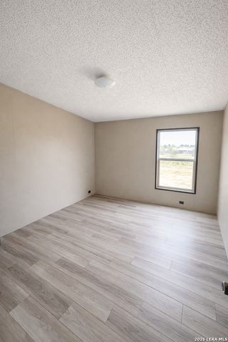 401 ALA BLANCA DR, Lytle, TX 78052