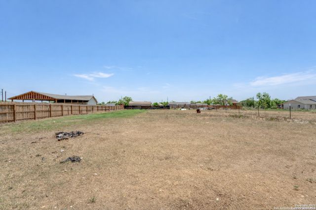 401 ALA BLANCA DR, Lytle, TX 78052