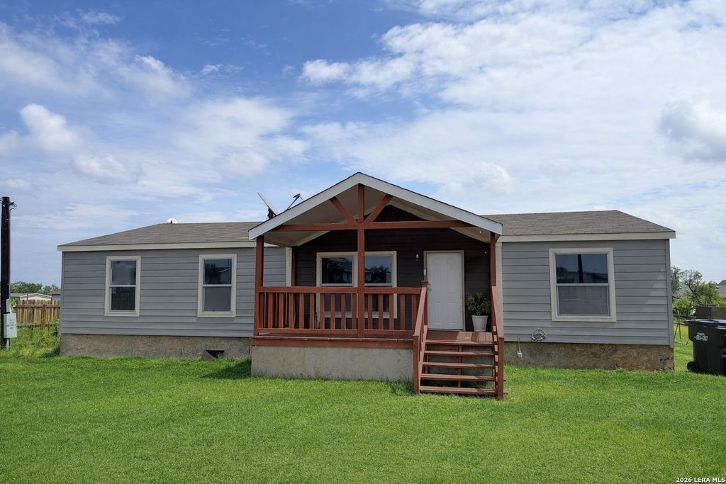 401 ALA BLANCA DR, Lytle, TX 78052