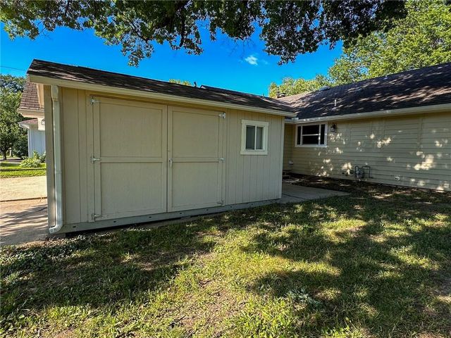 110 S 8th Street, Burlington, KS 66839
