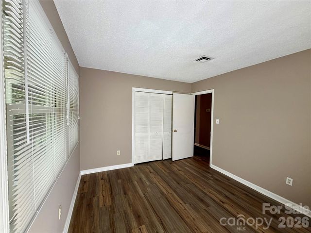 8 Creekside Lane, Asheville, NC 28803