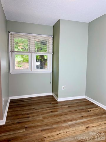 8 Creekside Lane, Asheville, NC 28803