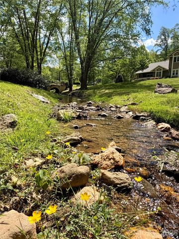 8 Creekside Lane, Asheville, NC 28803