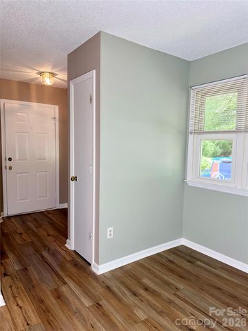 8 Creekside Lane, Asheville, NC 28803