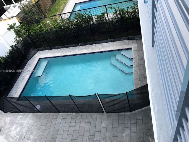 10055 NW 75th St, Doral, FL 33178
