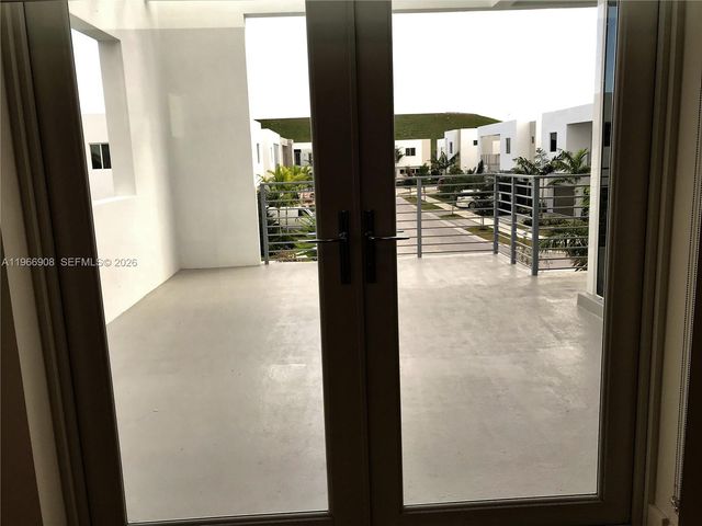 10055 NW 75th St, Doral, FL 33178
