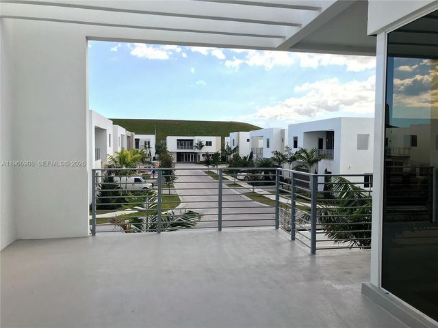 10055 NW 75th St, Doral, FL 33178