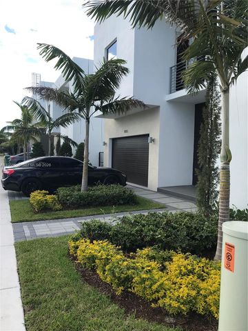 10055 NW 75th St, Doral, FL 33178