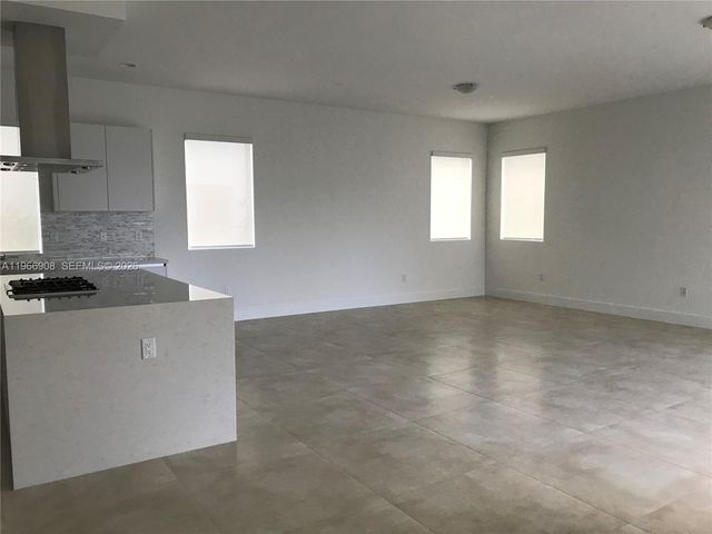 10055 NW 75th St, Doral, FL 33178