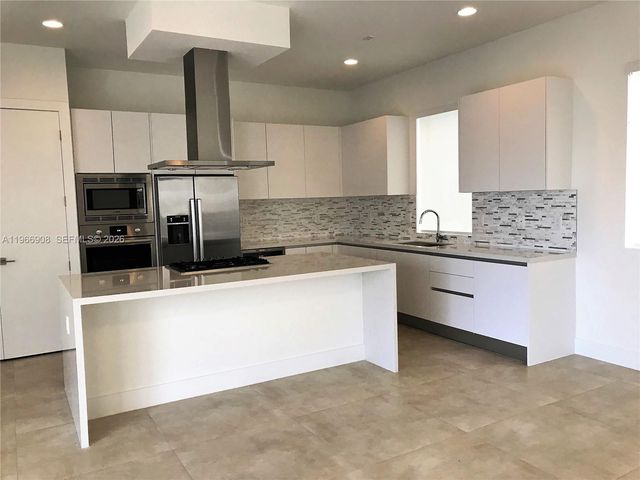 10055 NW 75th St, Doral, FL 33178