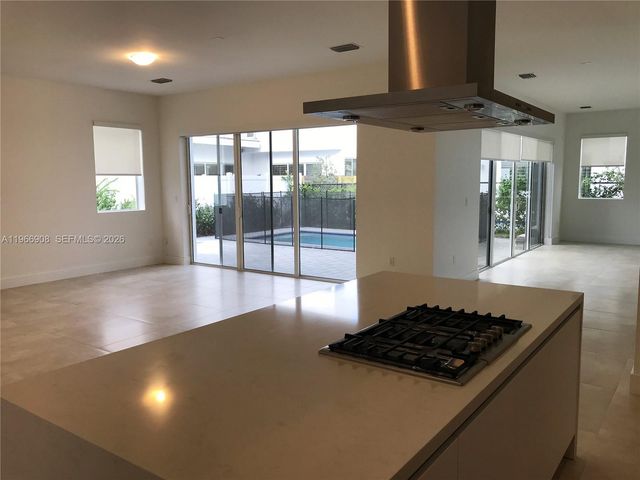 10055 NW 75th St, Doral, FL 33178