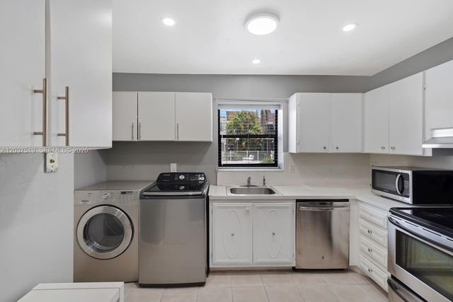 301 N Pine Island Rd 165, Plantation, FL 33324
