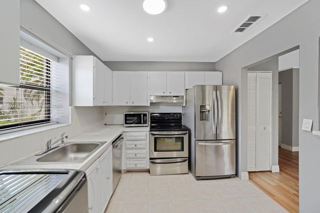 301 N Pine Island Rd 165, Plantation, FL 33324