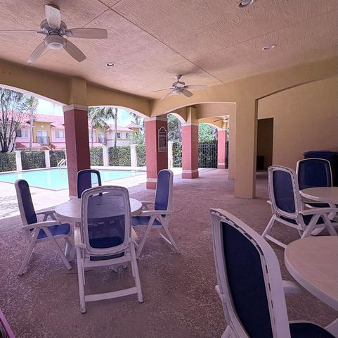 203 S Santa Catalina Circle 203, North Lauderdale, FL 33068
