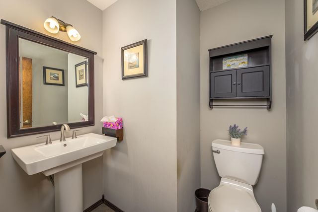 925 S Honeybrook Ln, Derby, KS 67037
