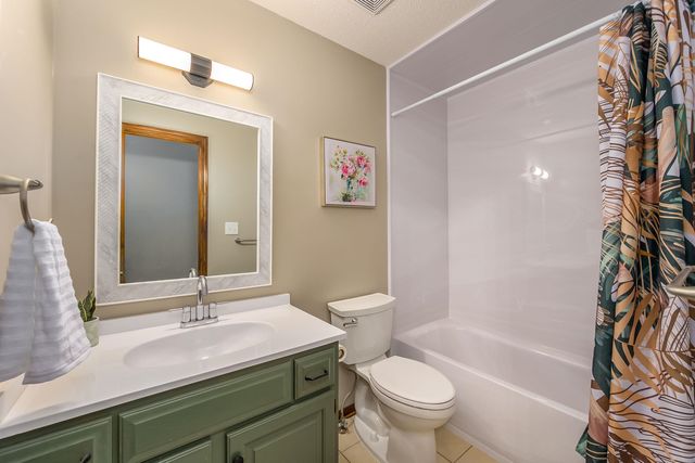 925 S Honeybrook Ln, Derby, KS 67037