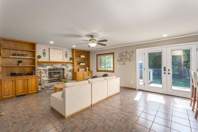 925 S Honeybrook Ln, Derby, KS 67037