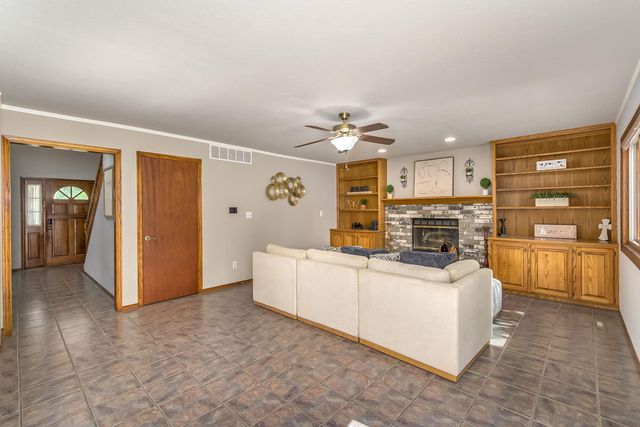 925 S Honeybrook Ln, Derby, KS 67037