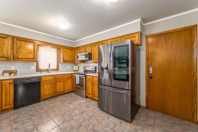 925 S Honeybrook Ln, Derby, KS 67037
